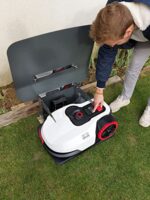 Wiata na kosiarki wielomarkowe ROBOT PROTECT Side 60 x 70 x 28 cm | Odporna na warunki atmosferyczne + ochrona przed promieniowaniem UV | Nogi ze stali nierdzewnej | Materiały montażowe w zestawie | Wyprodukowano w Europie – Image 6