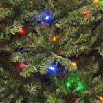 HODAGES Sztuczna choinka bożonarodzeniowa z zawiasami, wykonana z drewna świerkowego, z rozkładanym stojakiem i białymi lampkami, ekologiczna choinka z PVC do dekoracji biura... – Image 3