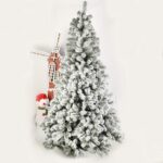 Sztuczna choinka świąteczna Snoin pokryta PVC na metalowym stojaku Choinka świąteczna z zawiasami z drewna świerkowego Realistyczny wygląd do dekoracji świątecznych – 210 cm Modna