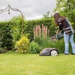 Yard Force Kosiarka automatyczna SA900ECO, odpowiednia do trawników o powierzchni do 900 m², funkcja koszenia krawędzi, czujnik deszczu i silnik bezszczotkowy, 28 V, czarno-pomarańczowa – Image 3